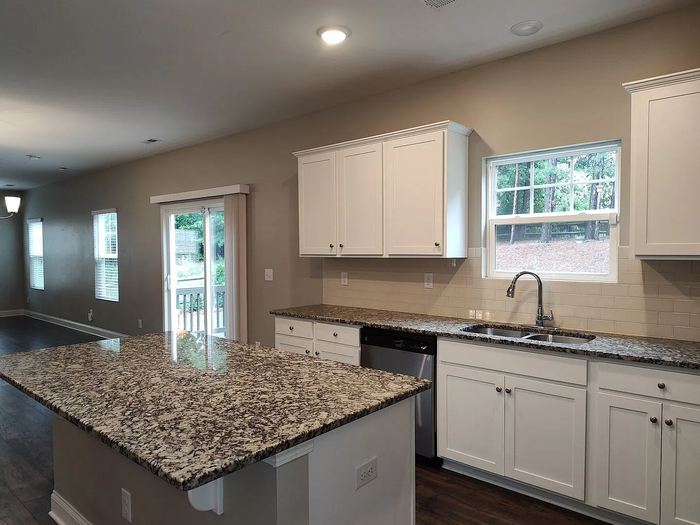 Pristine 5 bedroom, 2.5 bath home located in the Whispering Pines Community! — Photo 4