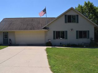 W11045 Lakeview Dr, Lodi, WI 53555