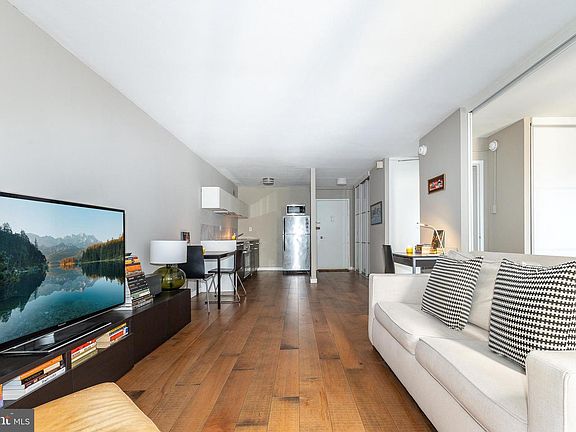 4th image of 224 W Rittenhouse Sq #1618
