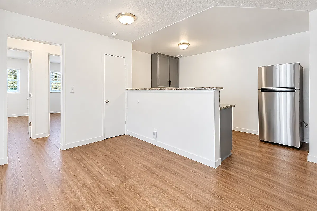 Quiet Jefferson Park Apartments Spacious, Secure & Centrally Located — Photo 1