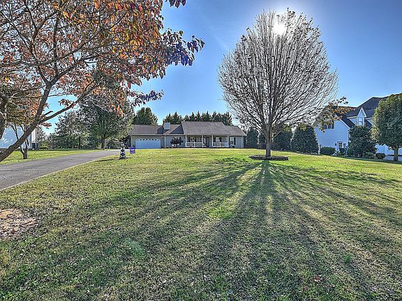 5th image of 132 Barefoot Landing Dr