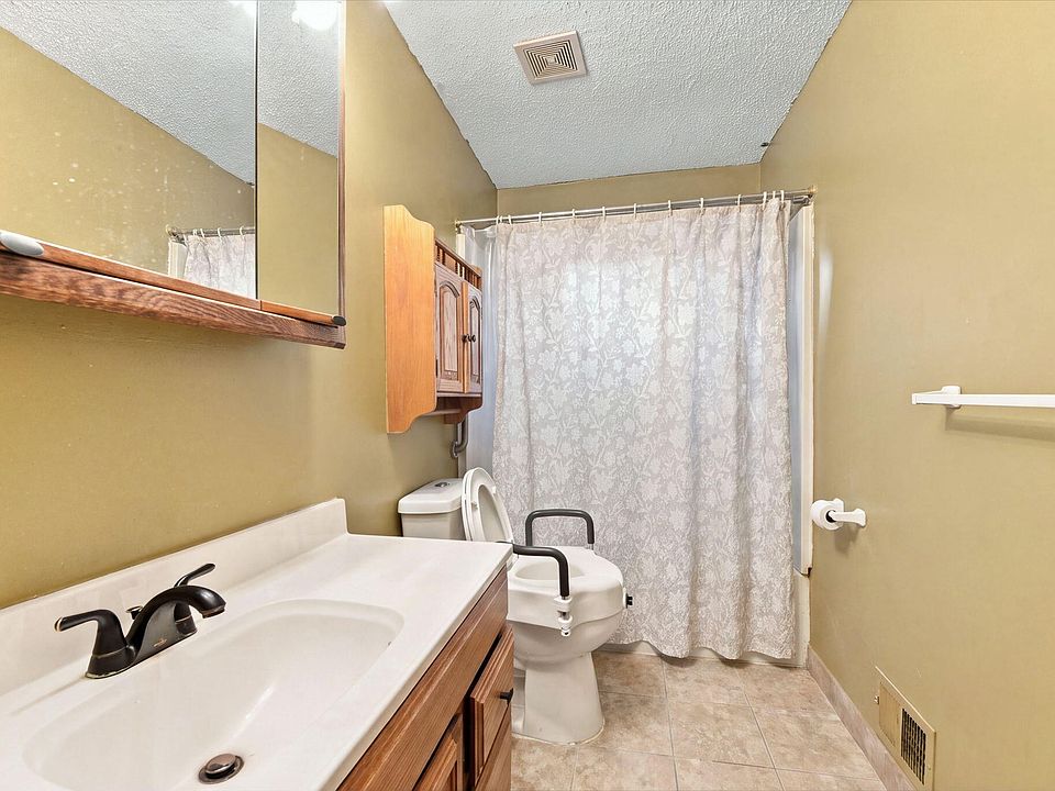 15377 Vivian St, photo 11