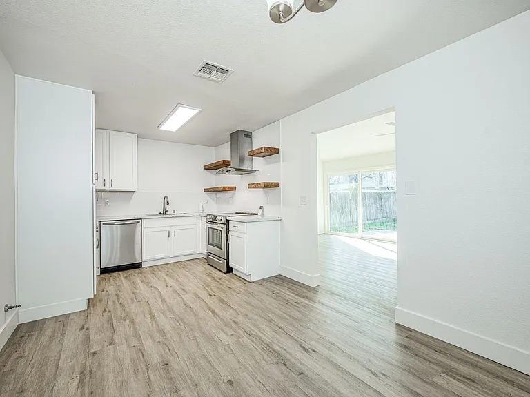 672 W Antonio Dr — Photo 1