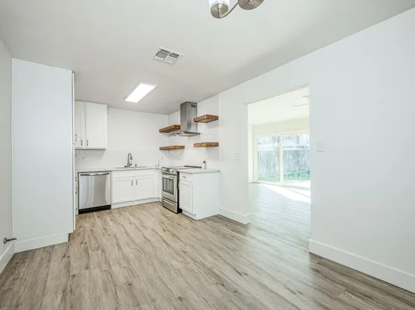 672 W Antonio Dr, Clovis, CA 93612