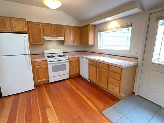 3rd image of 611 Normal Ave