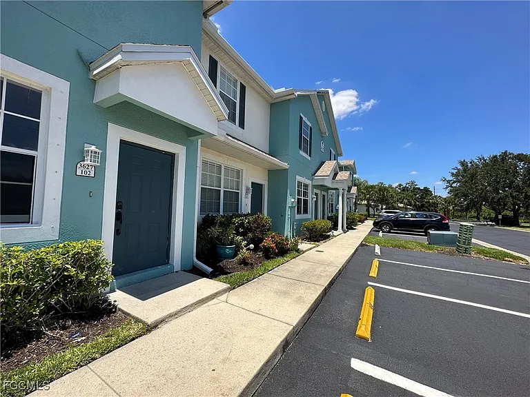 3627 Pine Oak Cir #102 — Photo 3