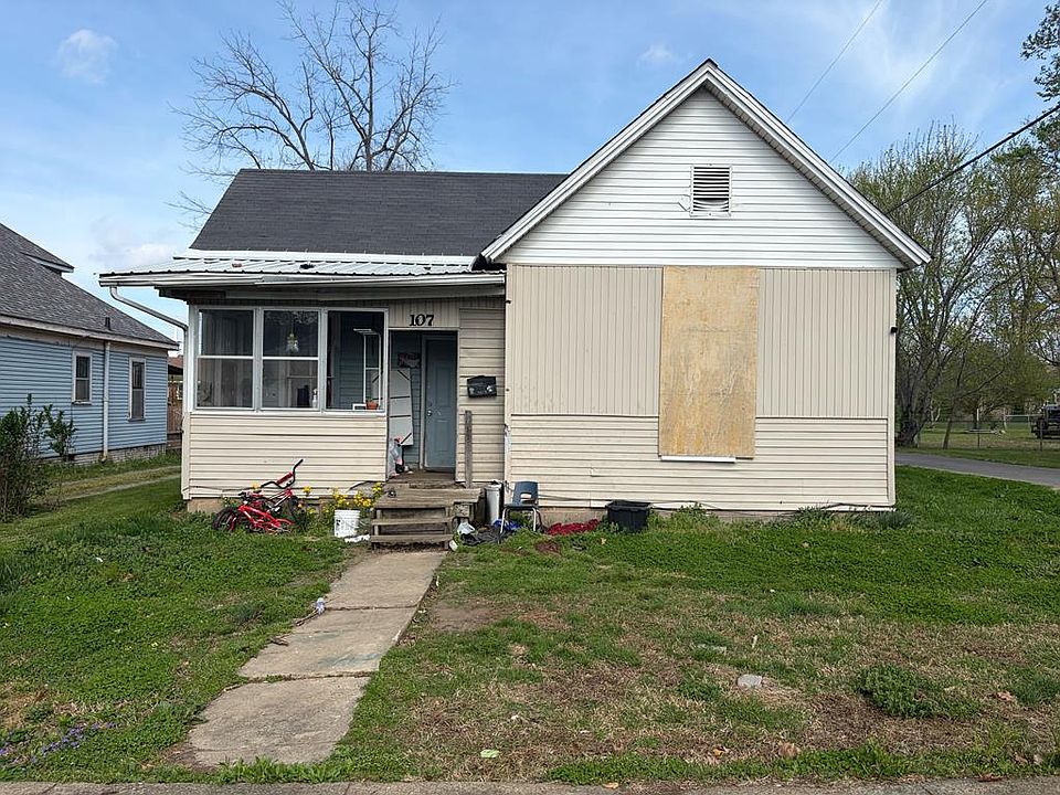 1st image of 107 W Moss Ave