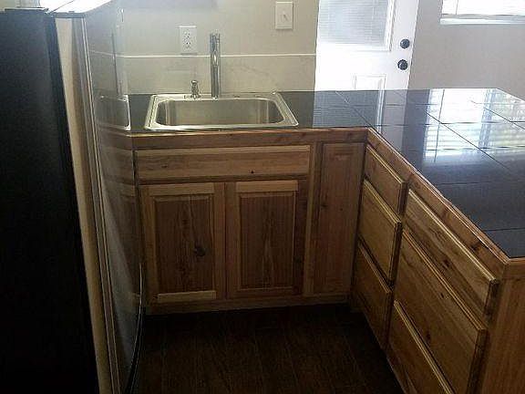 full kitchen w/ gas range/oven