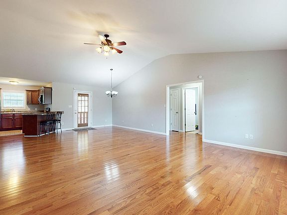 3rd image of 373 Palomino Dr