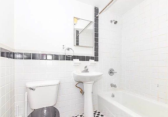 4th image of 118 Leonard St APT 4