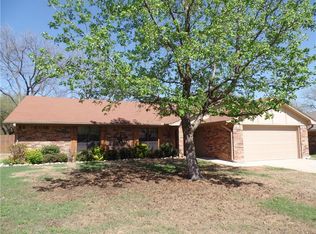 417 Holly Ln, Gainesville, TX 76240