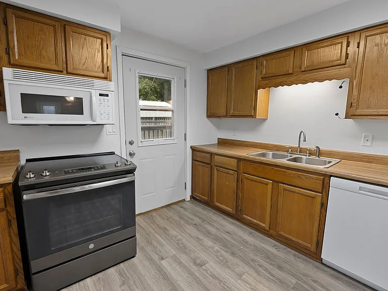 110 S Conrey St — Photo 3
