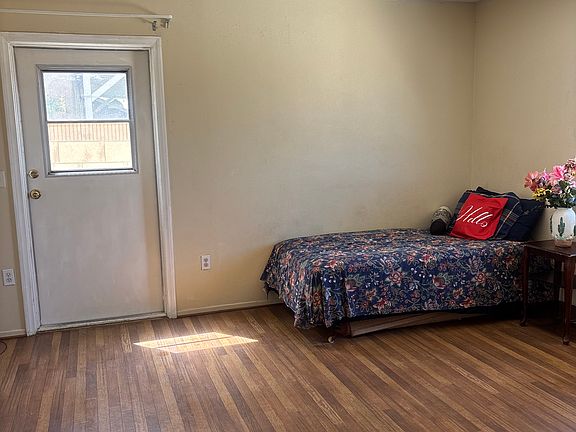 Laminate floor for easy cleaning.
