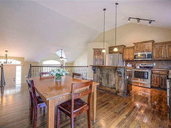 5th image of 2301 NE Overland Dr