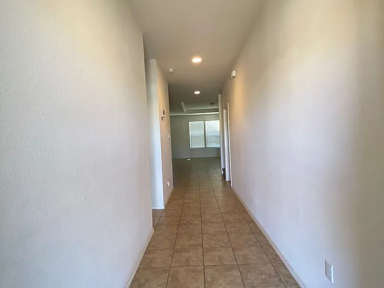 408 E Vega Ln — Photo 2