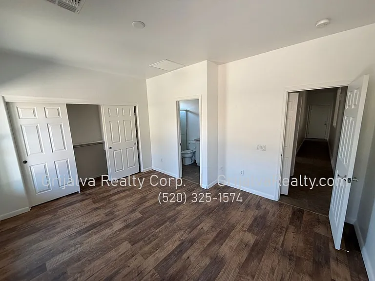880 W Calle Valenciana — Photo 9