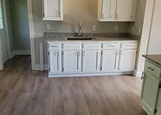 348 Kingview Dr — Photo 2