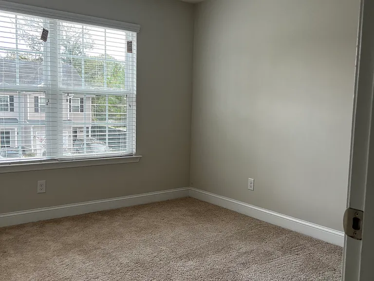 205 Regis Way — Photo 5