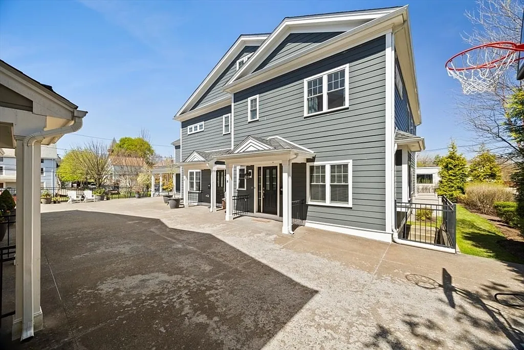 4 bed, 3.5 bath, 3020 sqft, $7,300 — Photo 3