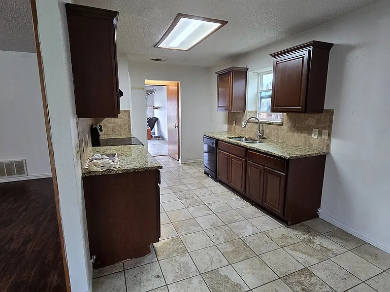 301 Colony Dr — Photo 3