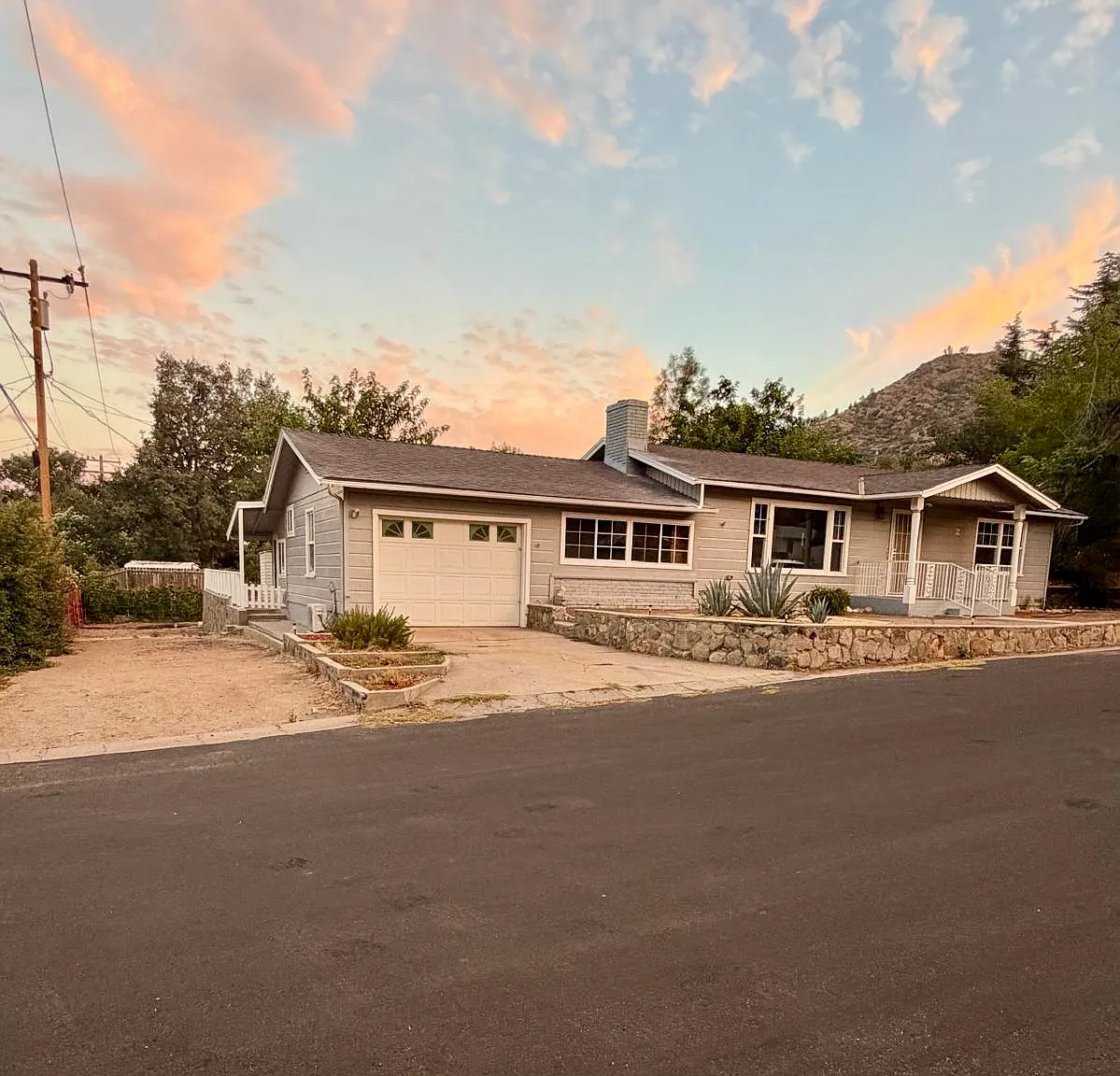 3 bed, 1300 sqft, $1,900 — Photo 1