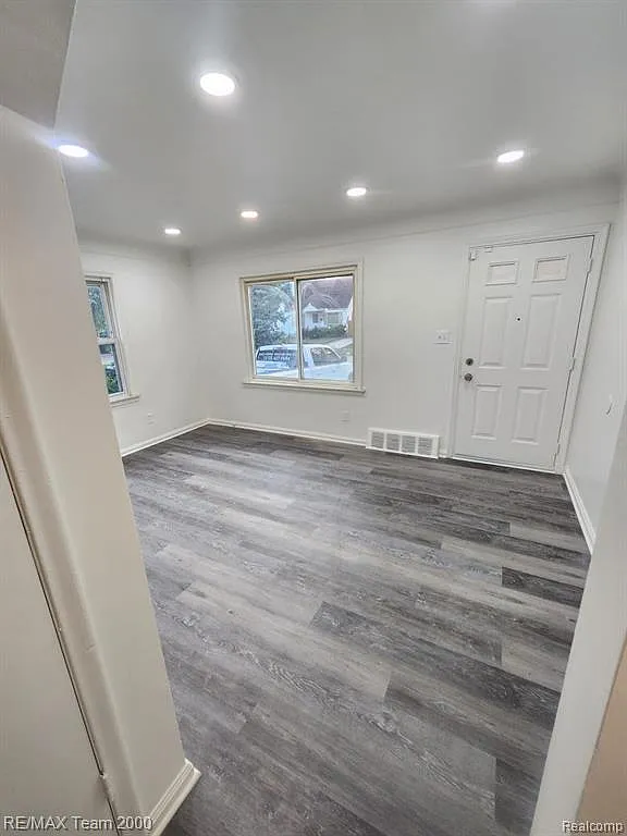 3 bed, 1.0 bath, 1000 sqft, $1,300 — Photo 4