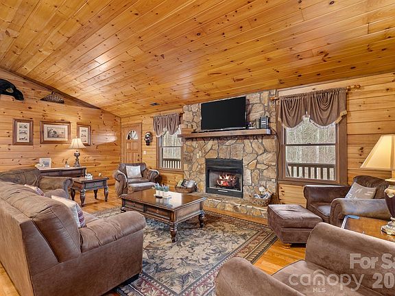 5th image of 264 Moonbeam Ln