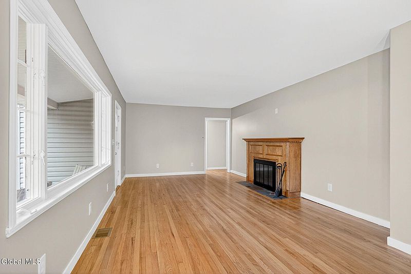 5th image of 2965 Hillcrest Road