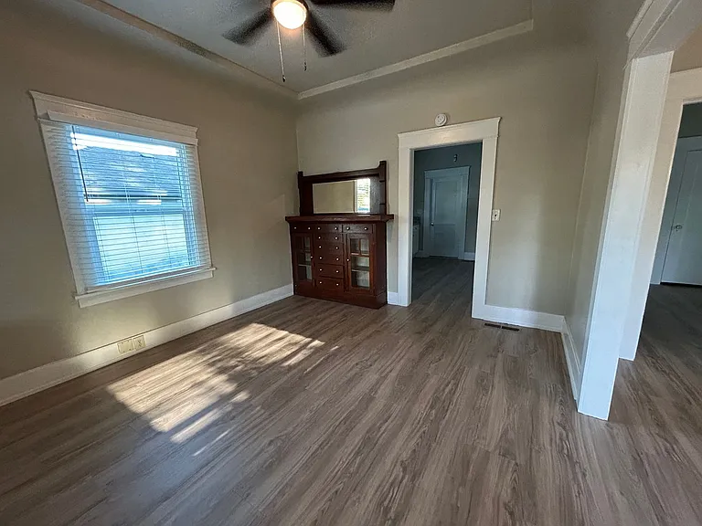 504 E Walnut St — Photo 5