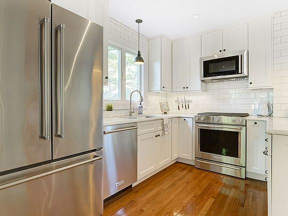 4th image of 216 Coudert Pl