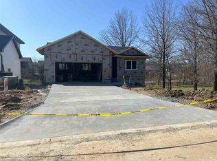 11 Huntington Dr, Iowa City, IA 52245
