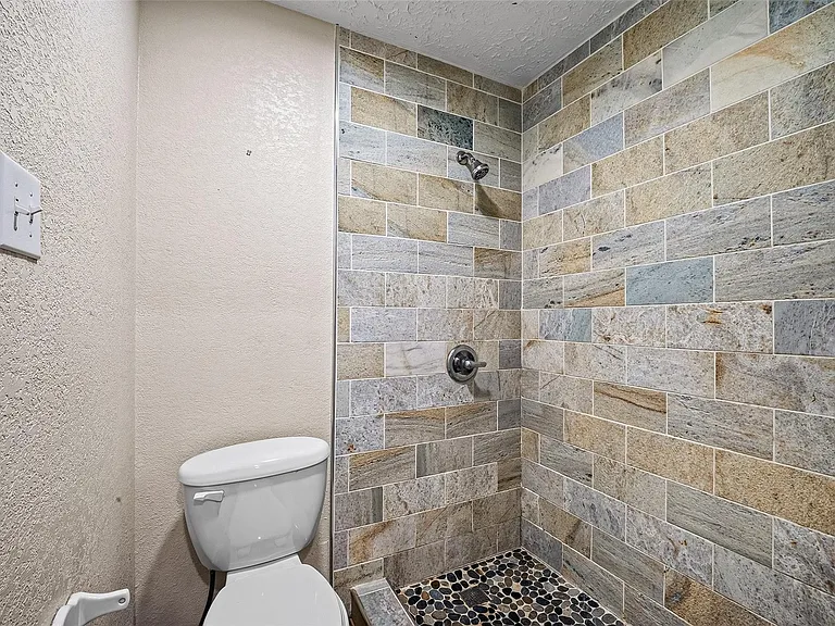 711 Leicester Ln — Photo 32