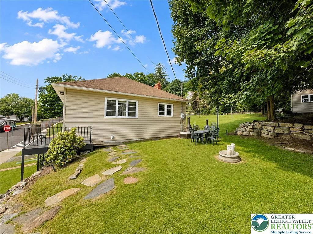 3 bed, 1.0 bath, 1092 sqft, $1,980 — Photo 3