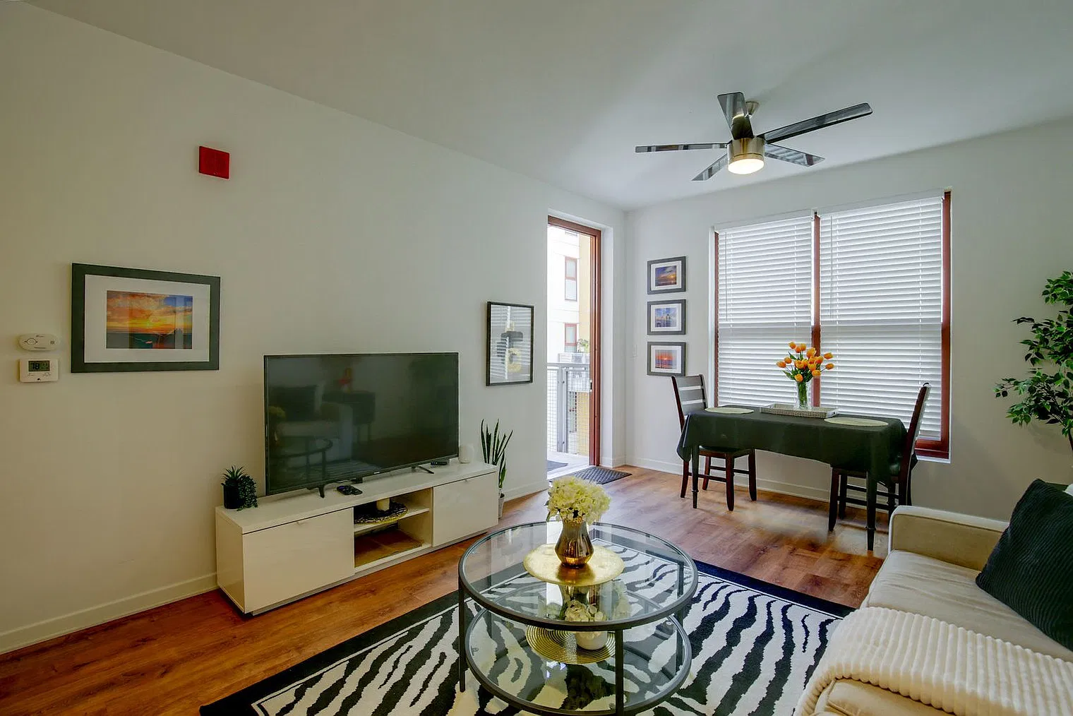 1 bed, 1.0 bath, 731 sqft, $3,808 — Photo 2