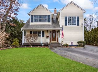 8 S River Rd, Calverton, NY 11933