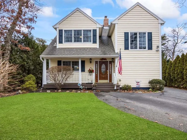 8 S River Road, Calverton, NY 11933