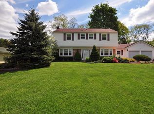 10 Lafayette Mills Rd, Manalapan, NJ 07726