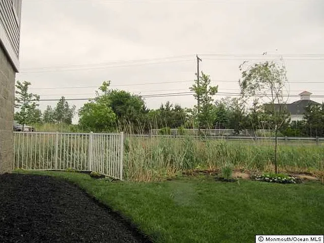 606 Park Ave — Photo 23