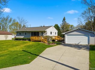 6414 Lanman Dr, Waterford, MI 48329