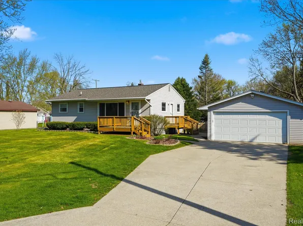 6414 Lanman Dr, Waterford, MI 48329