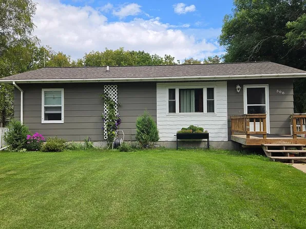 308 Minnesota Ave NE, Warroad, MN 56763