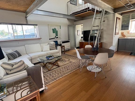 2nd image of 1525 1/2 Cabrillo Ave