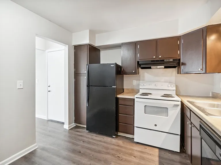Country Club Park Apartments (320 S. Drake LLC) — Photo 9