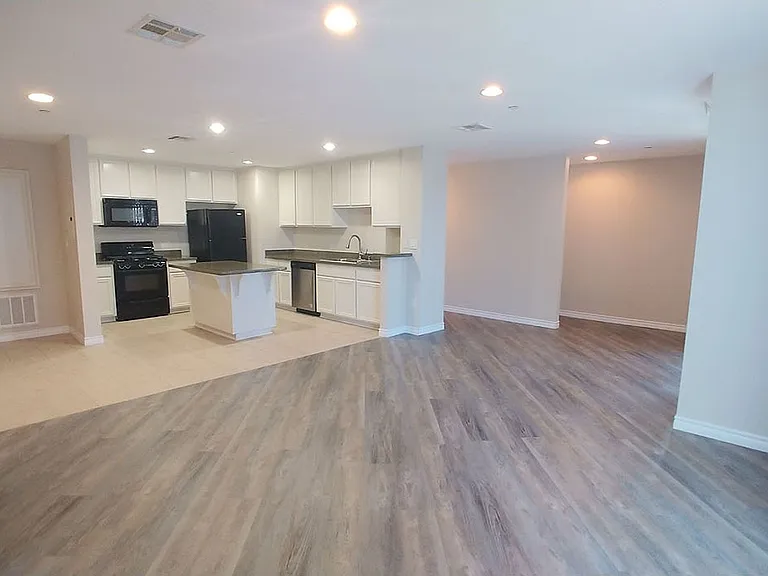 Almeria Townhomes — Photo 29