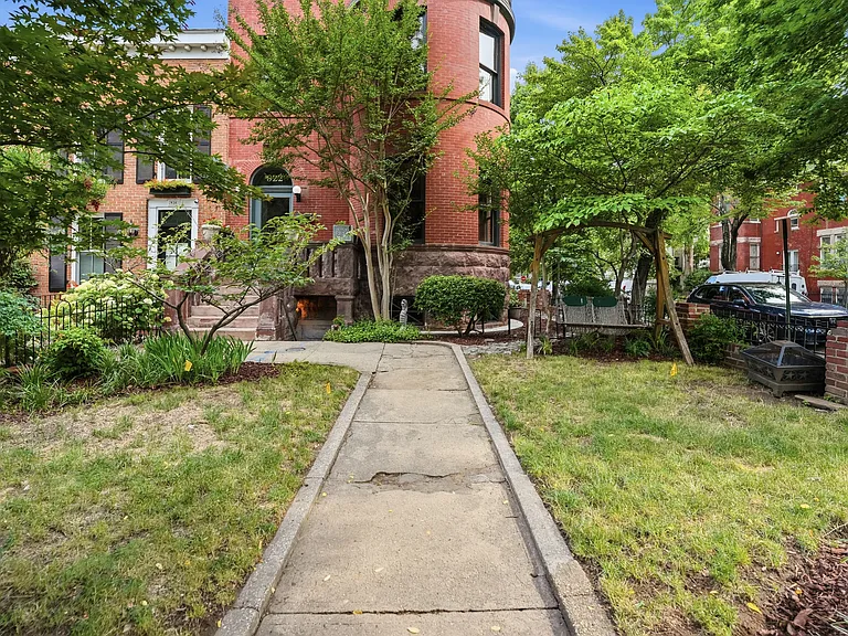 922 E Capitol St NE — Photo 2