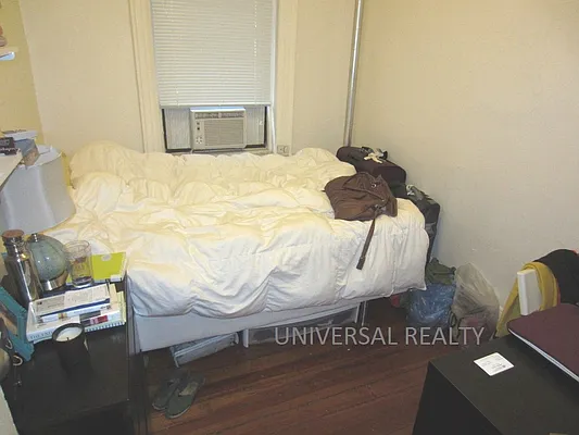 Rented by Universal Realty Group | media 7