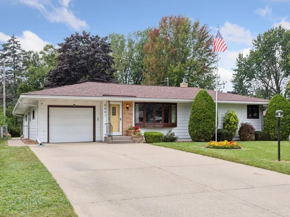 2841 Galtier St, Roseville, MN 55113
