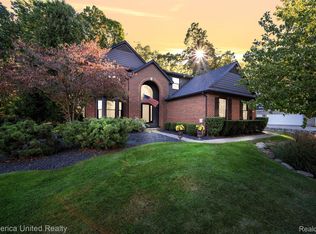 57347 Hidden Timbers Dr, South Lyon, MI 48178