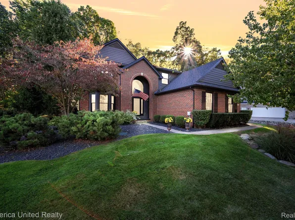 57347 Hidden Timbers Dr, South Lyon, MI 48178