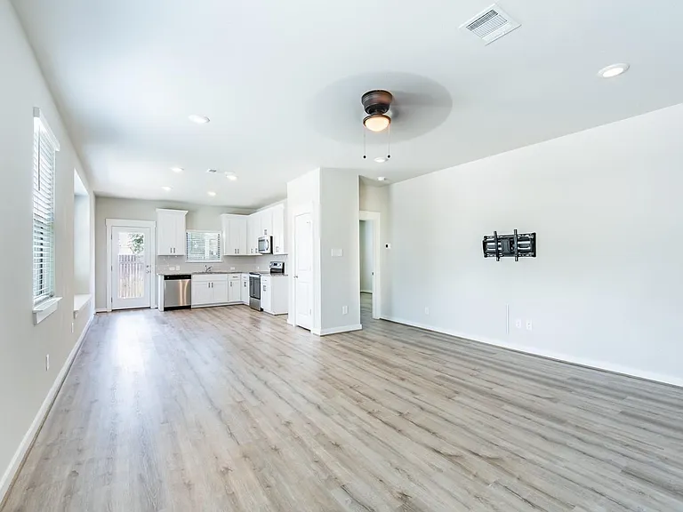 147 Waterside Rd #A — Photo 2